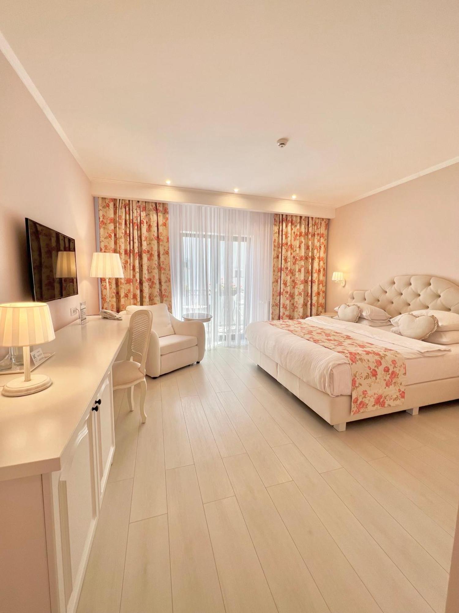 Krystal Boutique Mansion Hotel ฮูเนโดอารา ภายนอก รูปภาพ